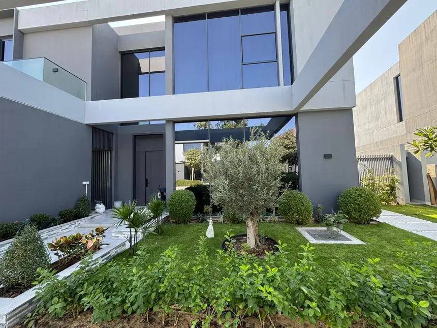 Front yard with boulders, palms and layered shrubs — Softscape and Plantation project photo, Dubai